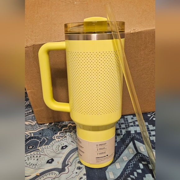 Stanley Limited Edition Lemon Yellow Tumbler with Handle - Picture 2 of 2